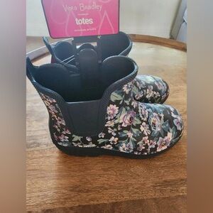 NEW Vera Bradley Totes Navy Evy Floral Flower Rain Boots
